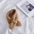 Weicher senfgelber Strick-Halswärmer für Kinder mit gemütlichem Überkreuz-Design. - Gekreuzt / Khaki