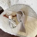 Weicher beige gestrickter Baby-Halswärmer mit dekorativen Knöpfen für winterliche Wärme - Doppelschnallen-Stil / Khaki