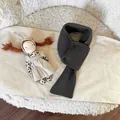 Weicher und warmer dunkelgrau gestrickter Baby-Winterschal mit stilvollen Knöpfen - Doppelschnallen-Stil / Grau