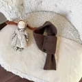 Gemütlicher brauner gestrickter Baby-Halswärmer mit niedlichen Knopfdetails im Winter - Doppelschnallen-Stil / Kaffeebraun