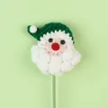Détail en gros plan d'un ornement de Père Noël au crochet pour les bouquets de Noël festifs - Branche Tête de Père Noël - Vert Foncé