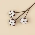 Vue détaillée d'une branche de fleur de coton au crochet faite main pour la déco - Tige de Coton Large - Marron