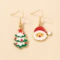 Détail des boucles d'oreilles asymétriques festives avec sapin de Noël et Père Noël - Style sapin de Noël et Père Noël (asymétrique)