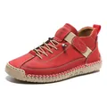 Bottes Martin rouges cousues main avec semelle plate en caoutchouc et coutures blanches - 38 / Bordeaux
