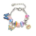 Vue détaillée d'un bracelet à breloques DIY coloré avec papillons et pendentif Lucky - 16cm / Papillon Bleu