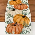 Chemin de table automnal en lin avec motif de citrouilles oranges et eucalyptus - Impression de citrouille et de feuilles vertes de Thanksgiving (13)