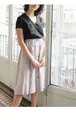 T-shirt noir simple en coton et lin avec col en V pour femme dans un style décontracté. - S / Hauts / Noir