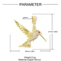 Vue détaillée d'un pendentif colibri doré avec zircons et mesures de 33 mm de largeur - Colibri (VK430)