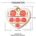 Detailansicht eines herzförmigen Kupfer-Emaille-Anhängers mit roten Rosen und Maßen - Fünf Rote Rosen Herz (YK1157)