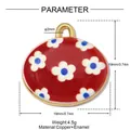 Detailansicht des roten ovalen Kupfer-Emaille-Anhängers mit Blumenmuster und 19 mm Größe - Rotes Florales Oval (YK1160)