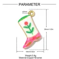 Detail des Cowboy-Stiefel-Anhängers mit 26 mm Höhe und Emaille-Blumenmuster - Pink White Floral Cowboy Boot (YK1161)