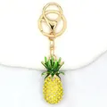 Primo piano di un portachiavi a forma di ananas con strass gialli e anello d'oro - Ananas (Ananas 4)