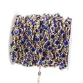 Gros plan d'une chaîne en cuivre doré avec des perles de verre bleu de 6 mm - 6mm / Verre Bleu Royal-Chaîne Or KC