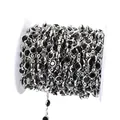 Vue détaillée des pierres en verre noir de 6mm dans une chaîne à bijoux en cuivre - 6mm / Verre Noir-Chaîne Argentée