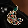 Gros plan détaillé d'une élégante broche paon ornée de cristaux multicolores vibrants - Cristal coloré