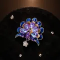 Elegante broche de pavo real con cristales púrpuras y azules sobre un fondo de terciopelo negro - Broche de Pavo Real / Púrpura con Diamantes