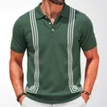 Polo en maille vert foncé pour hommes avec rayures verticales blanches et motifs géométriques - M / Hauts / Vert