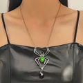 Collier d'araignée d'Halloween gothique orné d'une pierre verte sur un modèle - Collier araignée (6077) / Argent antique