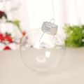 Transparente Weihnachtskugel aus Kunststoff mit silberner Kappe und Schneeflocken-Prägung - Kugel / 8cm / Silber