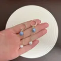 Elegante blaue Tulpenblüten-Ohrringe mit goldenen Reifen und echten weißen Perlen - Blau