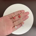 Elegante vergoldete Tulpen-Quastenohrringe mit roten Anhängern und weißen Perlenperlen - Rot