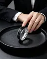 Elegante ring van titaniumstaal met zwarte strepen en een enkele fonkelende steeninlay. - Heren US Maat 7 / Ring
