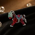 Makrodetail einer Vintage Pferde-Brosche aus roter Emaille mit bunten Strasssteinen besetzt. - Vintage Rotes Schaukelpferd Brosche