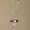 Collana con pendente a croce in cristallo colorato con pietre di zircone e perline - Catena di Perle di Cristallo / Oro bianco