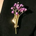 Elegante spilla a forma di vaso dorato con mughetto viola essiccato su tessuto nero - Stile Porta fiori in Oro KC Medio (7736)