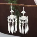 Orecchini etnici tradizionali stile Miao color argento con lunghe nappe e ciondoli foglia - Stile con Nappa Lunga e Perline Gialle (E1298-3) / Argento