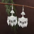 Orecchini pendenti lunghi in stile etnico in argento con fiore di loto e perla - Stile con Nappa in Perla Artificiale Loto (E1811-3) / Argento