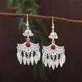 Orecchini etnici in argento Miao con pietre rosse e nappine su un ramo - Stile Nappa di Agata Rossa Loto (E1811-2) / Argento