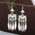 Orecchini etnici stile Miao in argento con nappe lunghe e intarsio di pietra rossa chic - Stile Nappa di Corallo Rosso Loto (E1235-1) / Argento