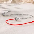 Detailaufnahme eines Armbands aus roter Kordel und Edelstahl mit Zirkonia - Strass Fußkettchen (A97) / Silber