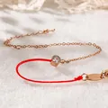 Detailansicht Rotes Armband mit klarem Zirkonia und roségoldener Kette - Strass Fußkettchen (A96)