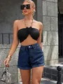 Vista dettagliata degli shorts in denim a vita alta con gamba larga e risvolto - Blu Scuro Lavato