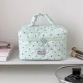 Borsa da trucco trapuntata verde menta a pois con manico e etichetta HISOCUTE - Stile a Pois / Verde