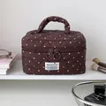 Borsa da trucco trapuntata marrone con pois rosa e robusta maniglia per il viaggio - Stile a Pois / Marrone