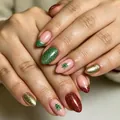 Primo piano di unghie finte natalizie con glitter verdi e motivi di alberi di Natale festivi - Stile a Tema Natalizio (YS345)