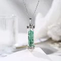 Detalle de un collar de plata con colgante de piedras de cristal naturales - Fluorita