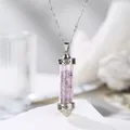 Detalle de primer plano de un collar con colgante de amatista natural grabado Love - Amatista clara