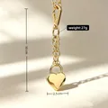 Detailansicht eines goldenen Herzschloss-Anhängers mit 10 cm Länge und 27 g Gewicht - Feder-Karabiner-Stil (Stil 1) / Gold
