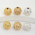 Detaillierte Makroansicht von 14k goldgefüllten hohlen gravierten Perlen für DIY-Schmuck - Stil 4 / 8mm / 18K-Gold