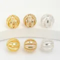 Nahaufnahme von 14k goldgefüllten und silbernen Hohlkäfig-Abstandsperlen für Schmuck. - Stil 5