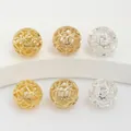 Nahaufnahme von hochwertigen 14k gold- und silbernen Hohlperlen für DIY-Schmuckzubehör - Stil 8