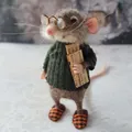 Niedliche handgefertigte gefilzte Mausfigur mit grünem Pullover und kleiner Brille - Hollywood Maus (CM22099) / 12CM Fertiges Produkt