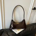 Elegante dunkelbraune glänzende Unterarm-Schultertasche aus Leder mit Silberanhänger - Braun