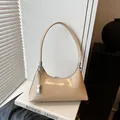 Retro minimalistische beige Schultertasche mit Glanz-Finish und silberner Bohne - Khaki