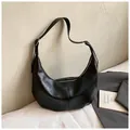 Große Retro-Tasche aus schwarzem Leder in einer Lifestyle-Umgebung präsentiert - Schwarz