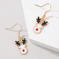 Détail de boucles d'oreilles renne de Noël mignonnes avec nez rouge et bois noirs. - Style Renne